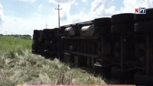 Camión de gran porte vuelca en Arroyos Esteros - Noticias Paraguay