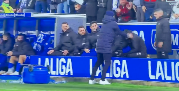 Versus / ¡Basta 'profe'! DT del Alavés se "volvió loco" en el banco tras el gol de Real Madrid