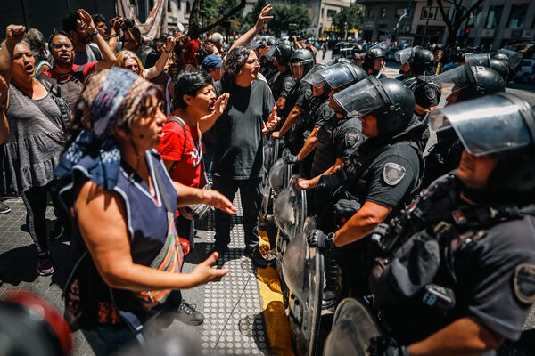 Sindicatos y organizaciones argentinas vuelven a marchar contra el decreto de Milei - MarketData