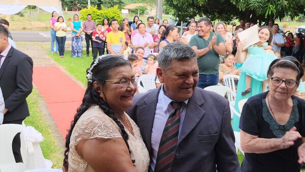 «Un Amor que Trasciende: Pareja Celebra 50 Años de Compromiso en la Vida Rural»