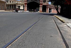 Diario HOY | Denuncian que viviendas fueron construidas sobre las vías del tren