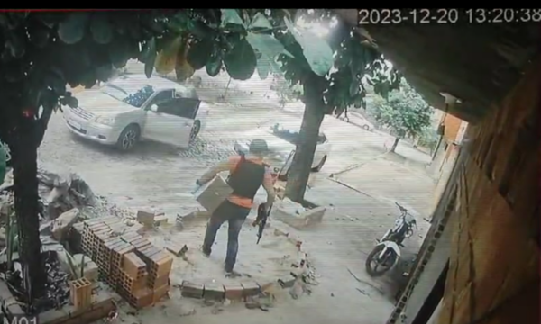 (VIDEO). ¡Así polis de Antinarcóticos entraron ndaje a robar a una vivienda que funciona como “boca de fumo!