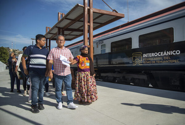 México inaugura un tren en su punto más estrecho para competir con el Canal de Panamá - MarketData
