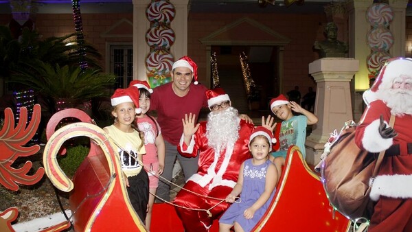 El espíritu navideño se adueña del país con fiesta de luces y gestos solidarios