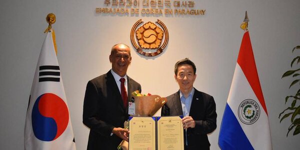 Embajada de Corea entregó reconocimientos