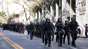 ARGENTINA: El gobierno le factura el costo del operativo de seguridad a las organizaciones piqueteras que marcharon - Informatepy.com