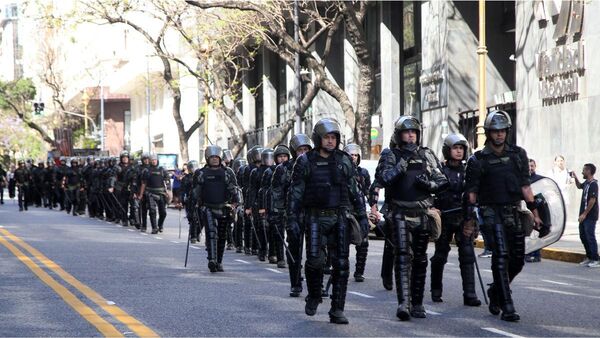 ARGENTINA: El gobierno le factura el costo del operativo de seguridad a las organizaciones piqueteras que marcharon - Informatepy.com