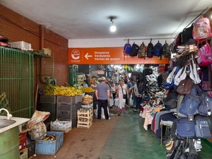 Gran concurrencia de compradores en la feria municipal "La Placita" de Encarnación