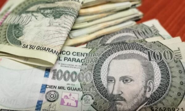 Doña denuncia que fiscal y su comitiva se llevó sueldo y aguinaldo de sus hijos