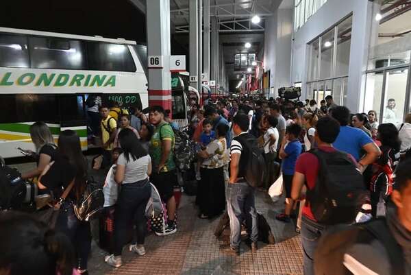 Feriado largo: masivo movimiento de pasajeros en la Estación de Buses - Nacionales - ABC Color