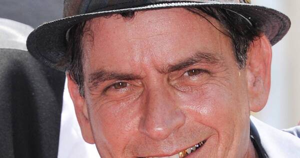 La Nación / Actor Charlie Sheen es atacado en su casa en Malibú