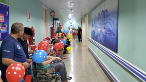 Video: Médico anima por Navidad a pacientes del IPS de Ciudad del Este