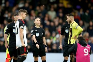 Versus / Rebecca Welch hace historia y se convierte en la primera mujer en arbitrar en la Premier League