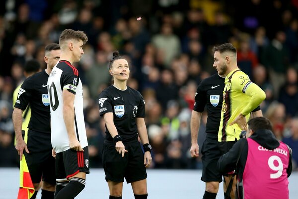 Versus / Rebecca Welch hace historia y se convierte en la primera mujer en arbitrar en la Premier League