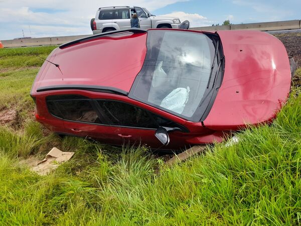 Conductor choca contra una camioneta, al evitar chocar contra un motociclista - Noticiero Paraguay