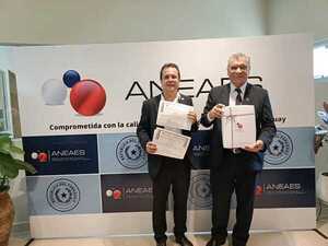 La UNE recibe certificados de acreditación de carreras - ADN Digital