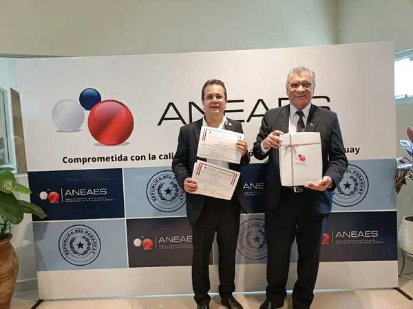 La UNE recibe certificados de acreditación de carreras - ADN Digital