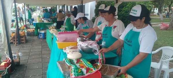 Feriantes satisfechos con la venta de sus productos por la llegada de la Navidad - Nacionales - ABC Color