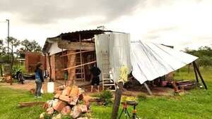 Distritos de Paraguarí afectados por temporal que dejó aulas y viviendas destechadas - Nacionales - ABC Color