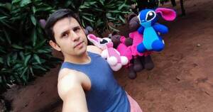La Nación / La historia detrás de Javier “Mundo Crochet”, el tejedor influencer del país