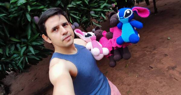 La Nación / La historia detrás de Javier “Mundo Crochet”, el tejedor influencer del país