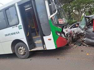 Trágico accidente involucra a un transporte público en Areguá - Policiales - ABC Color