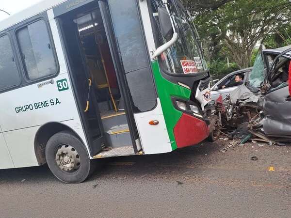 Trágico accidente involucra a un transporte público en Areguá - Policiales - ABC Color