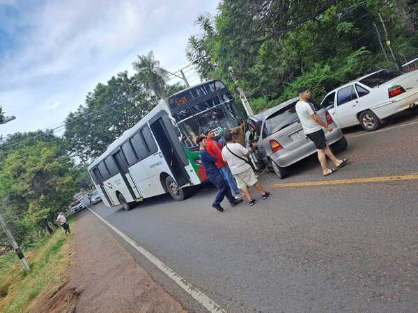 Choque entre bus y automóvil deja un fallecido | 1000 Noticias