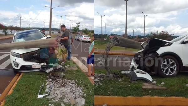 Conductora derriba columna en la costanera Bolik de Encarnación