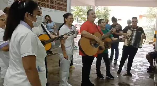 [VIDEO] "Los Ojeda" llevaron música al Hospital de Clínicas