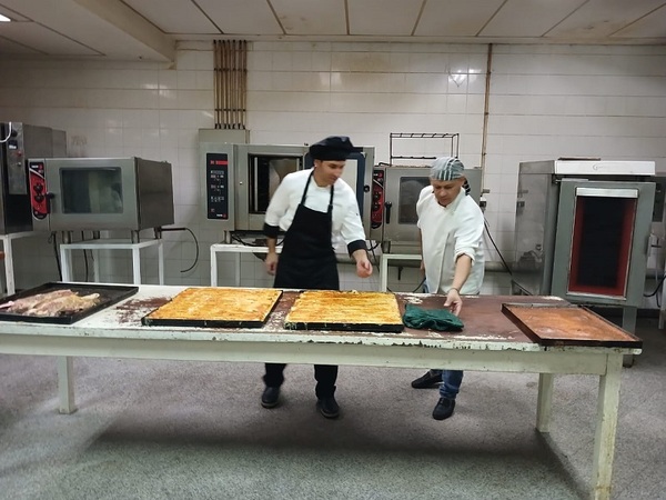 Cocineros del Hopsital de Clinicas ultiman mas de 600 platos para la cena especial de Navidad.
