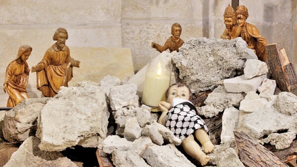 Un Niño Jesús entre las ruinas como las víctimas en Gaza
