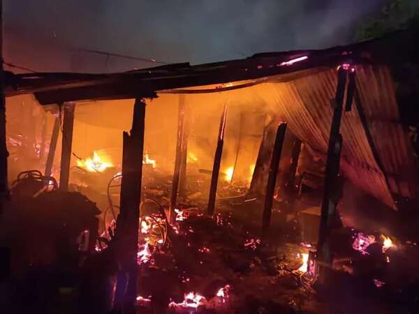 Bombitas ocasionan incendio de una precaria vivienda en Pedro Juan Caballero - Policiales - ABC Color