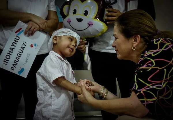Niño salvadoreño de 3 años se sometió con éxito a trasplante de médula en Acosta Ñu - Nacionales - ABC Color