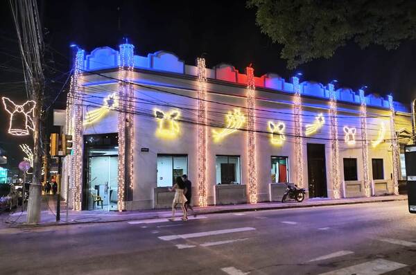 La magia de las fiestas ilumina antigua sede Municipal •