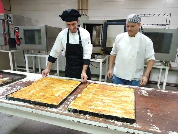 Diario HOY | Cocineros de Clínicas ultiman más de 600 platos para la cena especial de Navidad