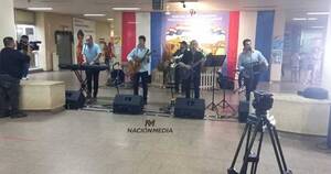 La Nación / Médicos y pacientes de hospitales públicos reciben serenatas con espíritu navideño
