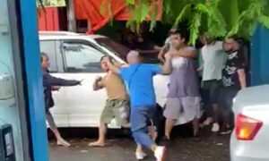 (VIDEO) El “loco del martillo” se agarró a los golpes en el Mercado 4