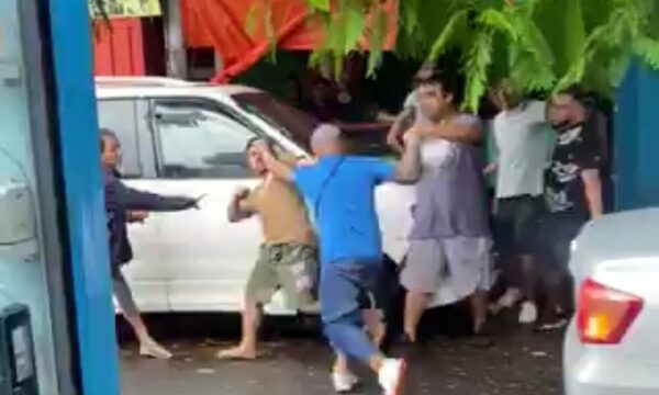 (VIDEO) El “loco del martillo” se agarró a los golpes en el Mercado 4