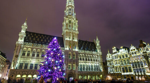 (VIDEO) Muere una mujer tras caerle encima un árbol de Navidad en Bélgica