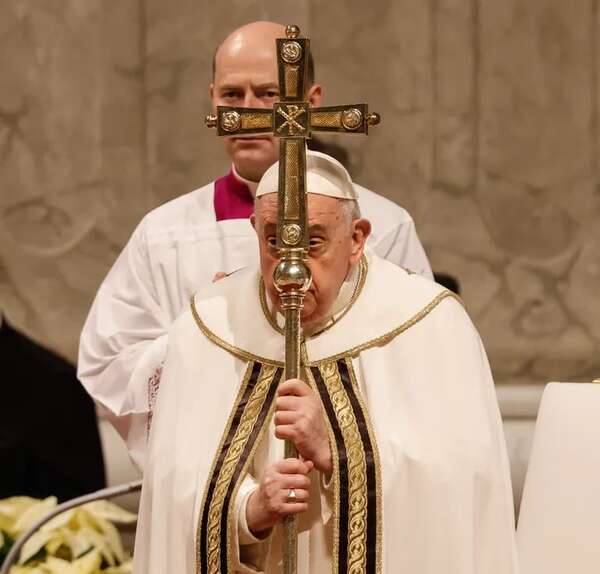 El papa celebra la misa del gallo con el “corazón” en Belén, donde rugen las armas - Mundo - ABC Color
