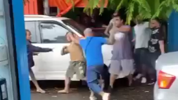 A los golpes en el Mercado 4 en vísperas de Navidad