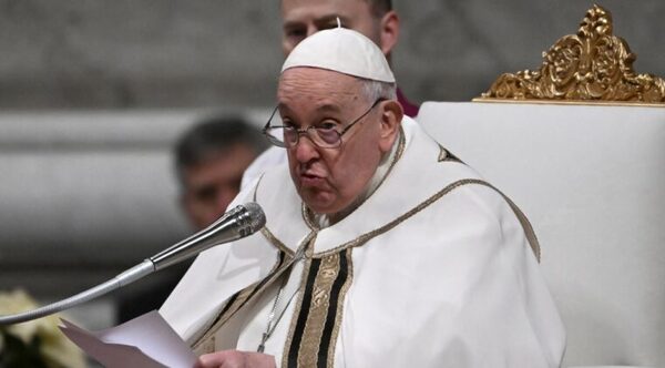 “Nuestro corazón esta noche está en Belén”, afirma el papa en misa de Nochebuena