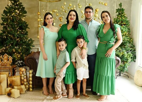 Que encuentres la gracia de Dios en cada sonrisa. ¡Te deseamos una muy feliz Navidad!