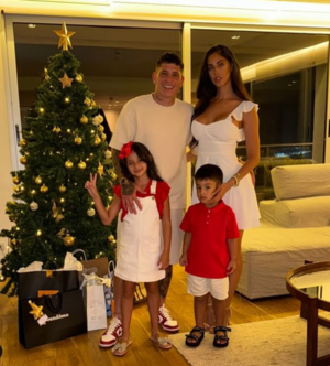 Juan Manuel Iturbe, su esposa e hijos posando al lado del arbolito ñavideño