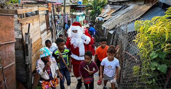 La Nación / Padres cubanos hacen magia para que aparezcan los juguetes de Navidad