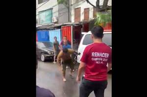 [VIDEO] En el mercado 4 avei se sintió el "espíritu navideño": loperro se trenzaron a golpes