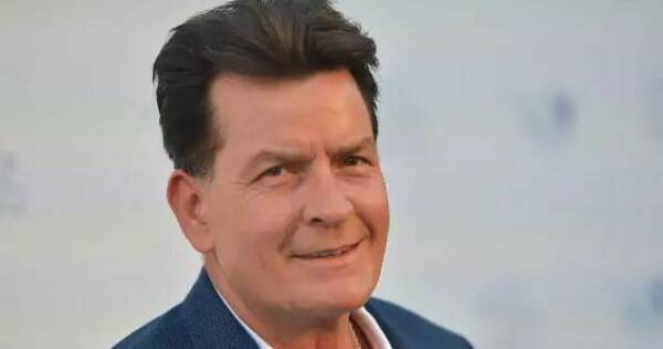 ¡El actor Charlie Sheen es atacado en su casa por su vecina!