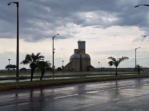 Lluvias aguaron los planes de hacer playa en Encarnación en Navidad - Clima - ABC Color