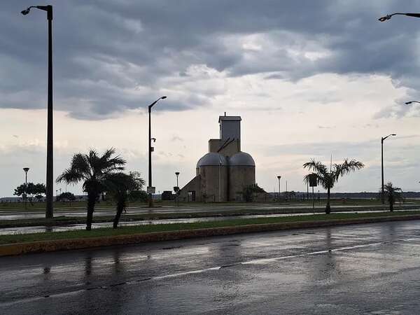 Lluvias aguaron los planes de hacer playa en Encarnación en Navidad - Clima - ABC Color